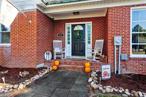 223 N Pinecrest Rd, Wakefield, VA 23888 photo 2