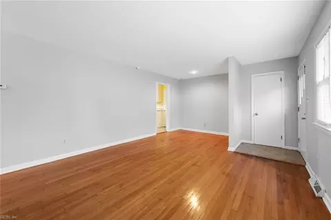 Living - 112 Valirey Dr, Hampton, VA 23669 photo 2 of 4