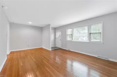 Living - 112 Valirey Dr, Hampton, VA 23669 photo 3 of 4