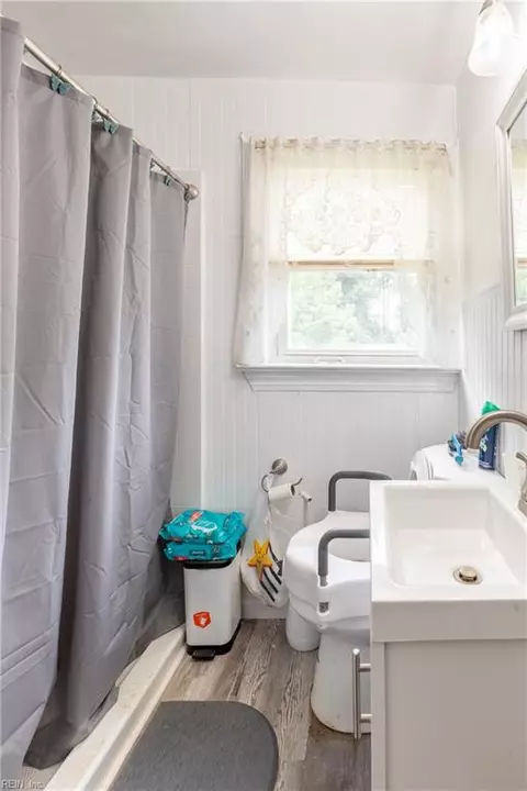 Bath - 1235 Picadilly St, Norfolk, VA 23513 photo 1 of 1