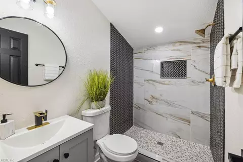 Bath - 1224 Perry St, Chesapeake, VA 23324 photo 8 of 8