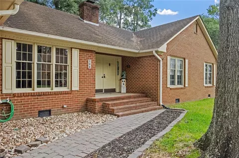 704 Baywood Trl, Chesapeake, VA 23323