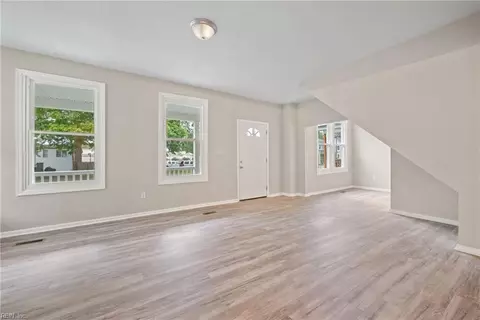 Living - 435 Jackson St, Suffolk, VA 23434 photo 1 of 2