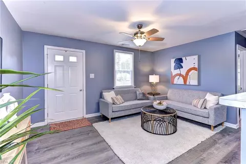 Living - 720 Norwood Cir, Hampton, VA 23661 photo 2 of 3