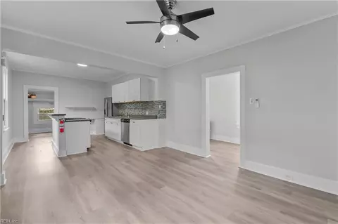 Entry Way - 117 S Curry St, Hampton, VA 23663 photo 3 of 7