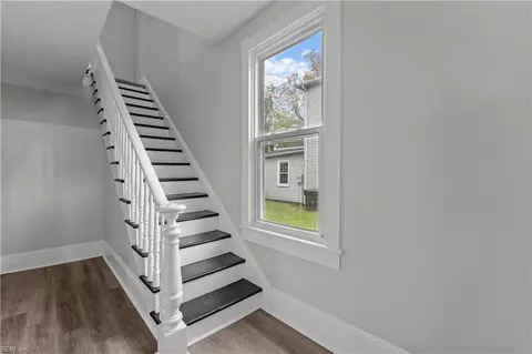 Entry Way - 117 S Curry St, Hampton, VA 23663 photo 1 of 7