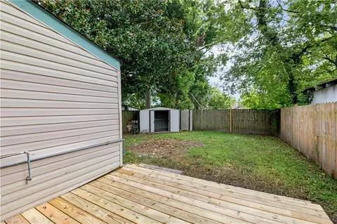 Exterior - 117 S Curry St, Hampton, VA 23663 photo 8 of 11