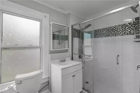 Bath - 117 S Curry St, Hampton, VA 23663 photo 3 of 4