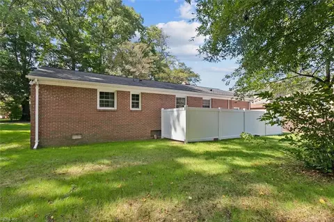 Exterior - 20 Downer Ln, Hampton, VA 23666 photo 9 of 12