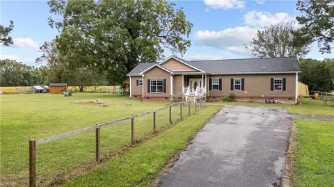 1098 Greenway Rd, Suffolk, VA 23434