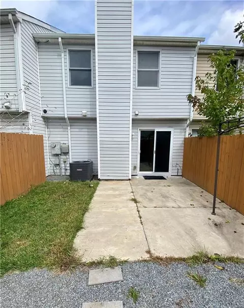 Exterior - 3209 Clover Rd E, Chesapeake, VA 23321 photo 3 of 4