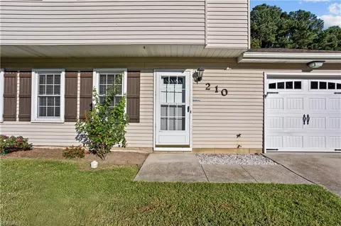 210 Eastlawn Dr, Hampton, VA 23664 photo 2