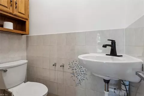 Bath - 340 Kemp Ln E, Chesapeake, VA 23325 photo 1 of 2