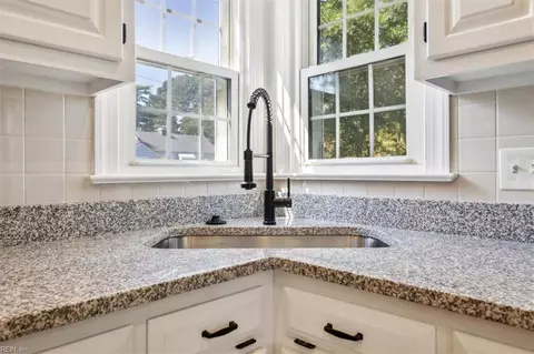 Kitchen - 340 Kemp Ln E, Chesapeake, VA 23325 photo 4 of 4