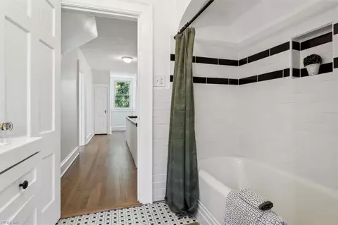 Entry Way - 340 Kemp Ln E, Chesapeake, VA 23325 photo 5 of 5