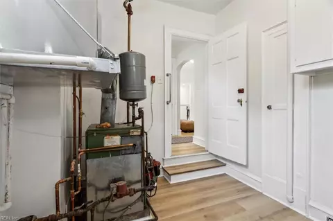 Entry Way - 340 Kemp Ln E, Chesapeake, VA 23325 photo 3 of 5