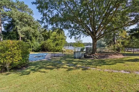 Exterior - 340 Kemp Ln E, Chesapeake, VA 23325 photo 6 of 10