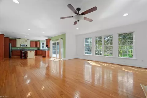 Living - 100 Lochview, Smithfield, VA 23430 photo 2 of 4