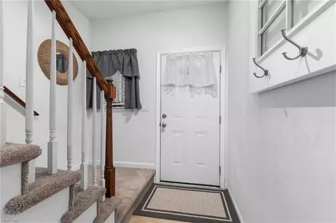 Entry Way - 2010 Paramont Ave, Chesapeake, VA 23320 photo 1 of 2