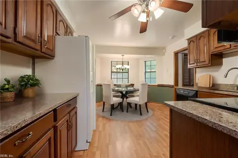 528 Bay Oak Dr, Chesapeake, VA 23323