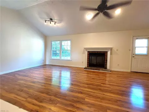 121 Glascow Way, Hampton, VA 23669 photo 5