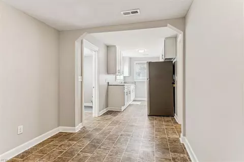 Entry Way - 613 Pocahontas Pl, Hampton, VA 23661 photo 2 of 4