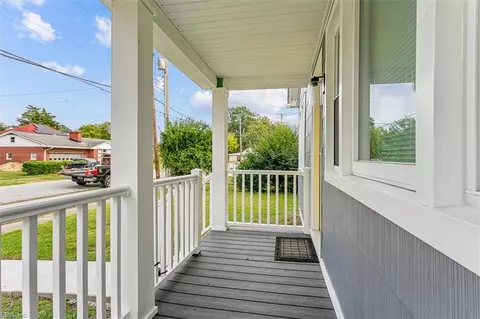 Exterior - 613 Pocahontas Pl, Hampton, VA 23661 photo 5 of 7