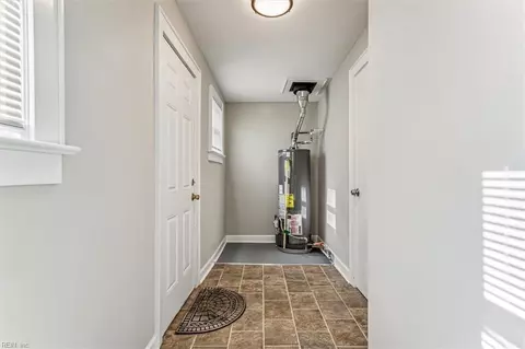 Entry Way - 613 Pocahontas Pl, Hampton, VA 23661 photo 4 of 4