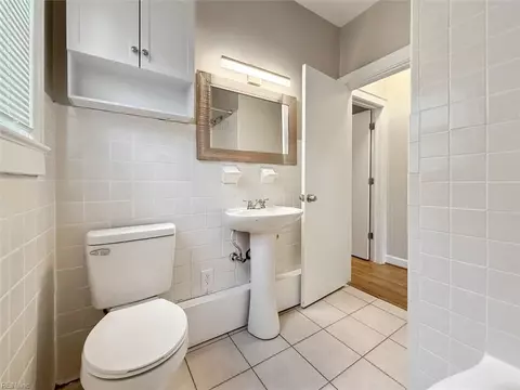 Bath - 613 Pocahontas Pl, Hampton, VA 23661 photo 2 of 3
