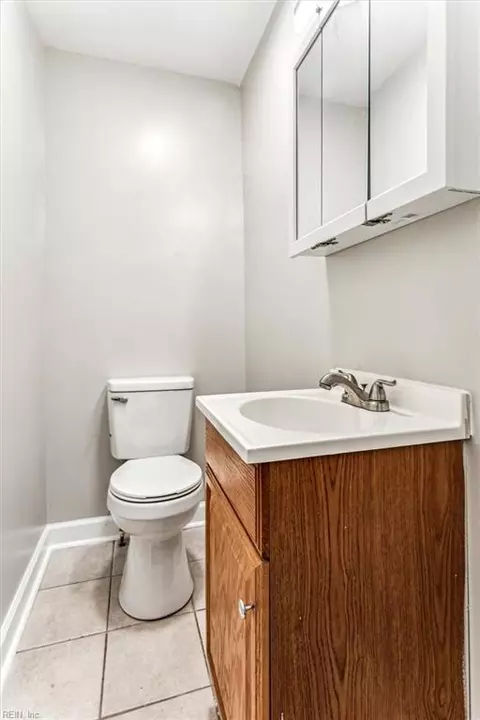 Bath - 613 Pocahontas Pl, Hampton, VA 23661 photo 3 of 3