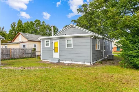 Exterior - 613 Pocahontas Pl, Hampton, VA 23661 photo 6 of 7