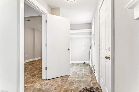 Entry Way - 613 Pocahontas Pl, Hampton, VA 23661 photo 3 of 4