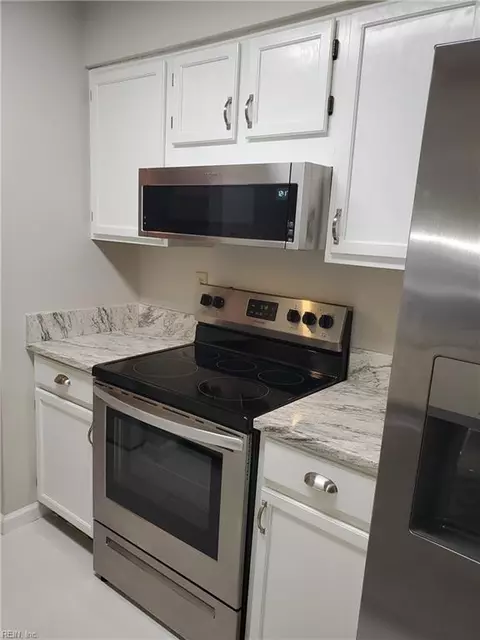 Kitchen - 1305 Eagles Trace Path #B, Chesapeake, VA 23320 photo 4 of 5