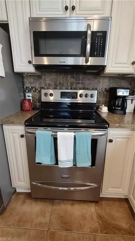 Kitchen - 24 Sinclair Rd, Hampton, VA 23669 photo 6 of 8