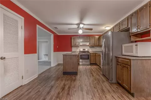 Entry Way - 424 Blanche Dr E, Chesapeake, VA 23323 photo 2 of 4