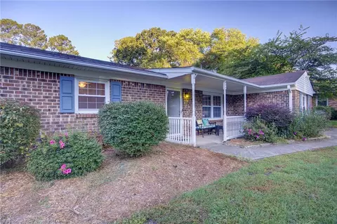424 Blanche Dr E, Chesapeake, VA 23323