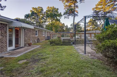 Exterior - 424 Blanche Dr E, Chesapeake, VA 23323 photo 7 of 9
