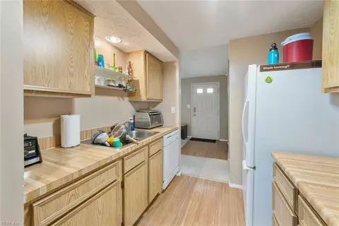 Entry Way - 1403 Paul Jack Dr, Hampton, VA 23666 photo 5 of 7