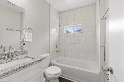 Bath - 1016 Mapole Ave, Norfolk, VA 23504 photo 2 of 4