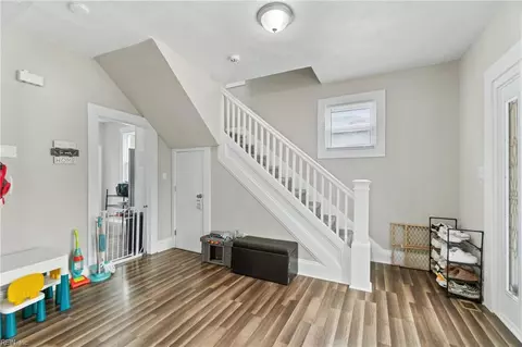Entry Way - 1016 Mapole Ave, Norfolk, VA 23504 photo 3 of 10
