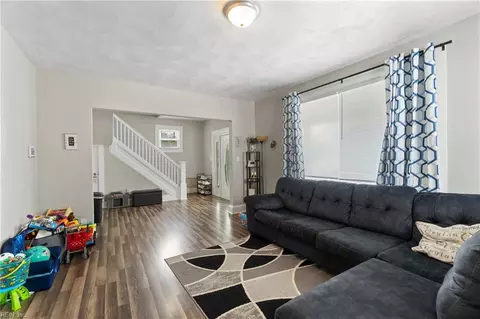 Entry Way - 1016 Mapole Ave, Norfolk, VA 23504 photo 2 of 10