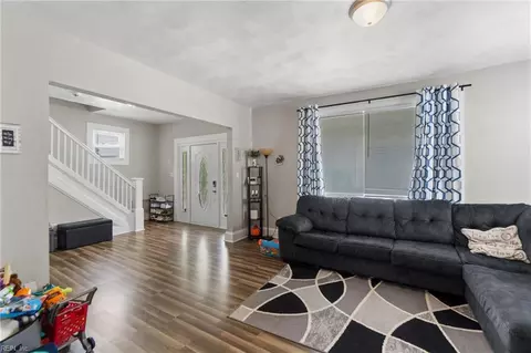Entry Way - 1016 Mapole Ave, Norfolk, VA 23504 photo 4 of 10