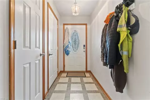 Entry Way - 708 Dana Dr, Chesapeake, VA 23321 photo 4 of 7