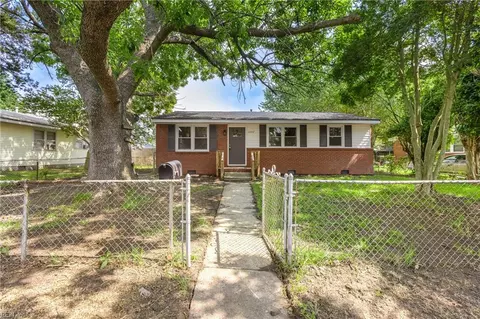 2907 Mayon Dr, Chesapeake, VA 23325