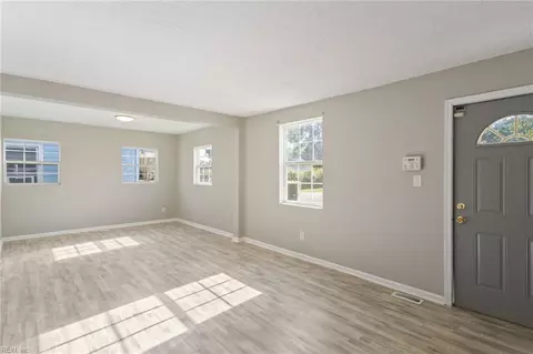 Living - 706 Smith St, Hampton, VA 23661 photo 1 of 15
