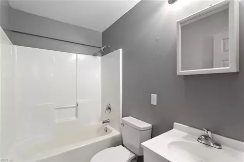 Bath - 706 Smith St, Hampton, VA 23661 photo 1 of 2