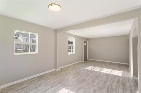 Living - 706 Smith St, Hampton, VA 23661 photo 11 of 15