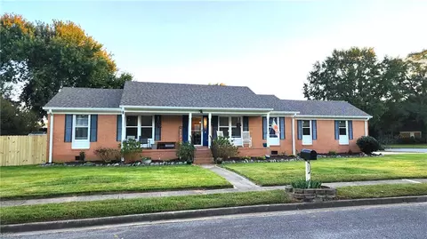 829 High Point Ln, Chesapeake, VA 23322