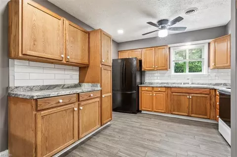 114 Admiral Ct, Hampton, VA 23669 photo 8