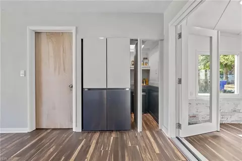 Entry Way - 9417 Willow Ct, Norfolk, VA 23503 photo 2 of 4